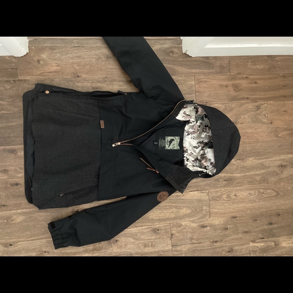 L1 women’s snowboard jacket